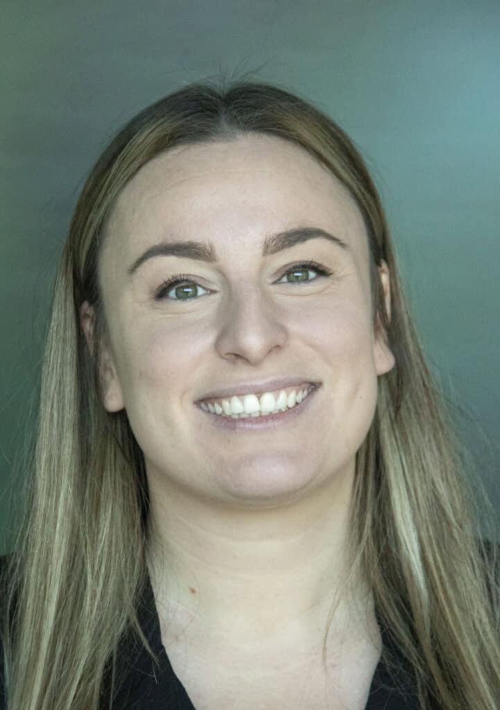 Portret van een lachende vrouw, coach, professioneel, vriendelijk, coachlab.