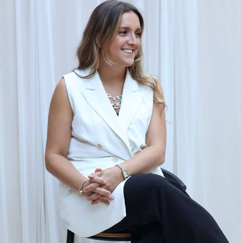 Vrouw in zakelijke outfit tijdens coaching sessie bij Coachlab.